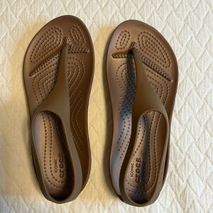 Crocs strappy slip on sandals, iconic Crocs comfort, gold/tan, W4